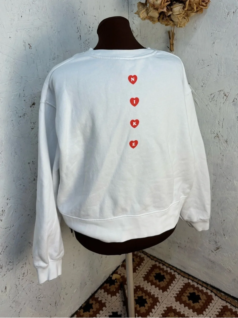 Nike Kiss Embroidered Lip Logo Heart Detail White Sweatshirt Oversized XL